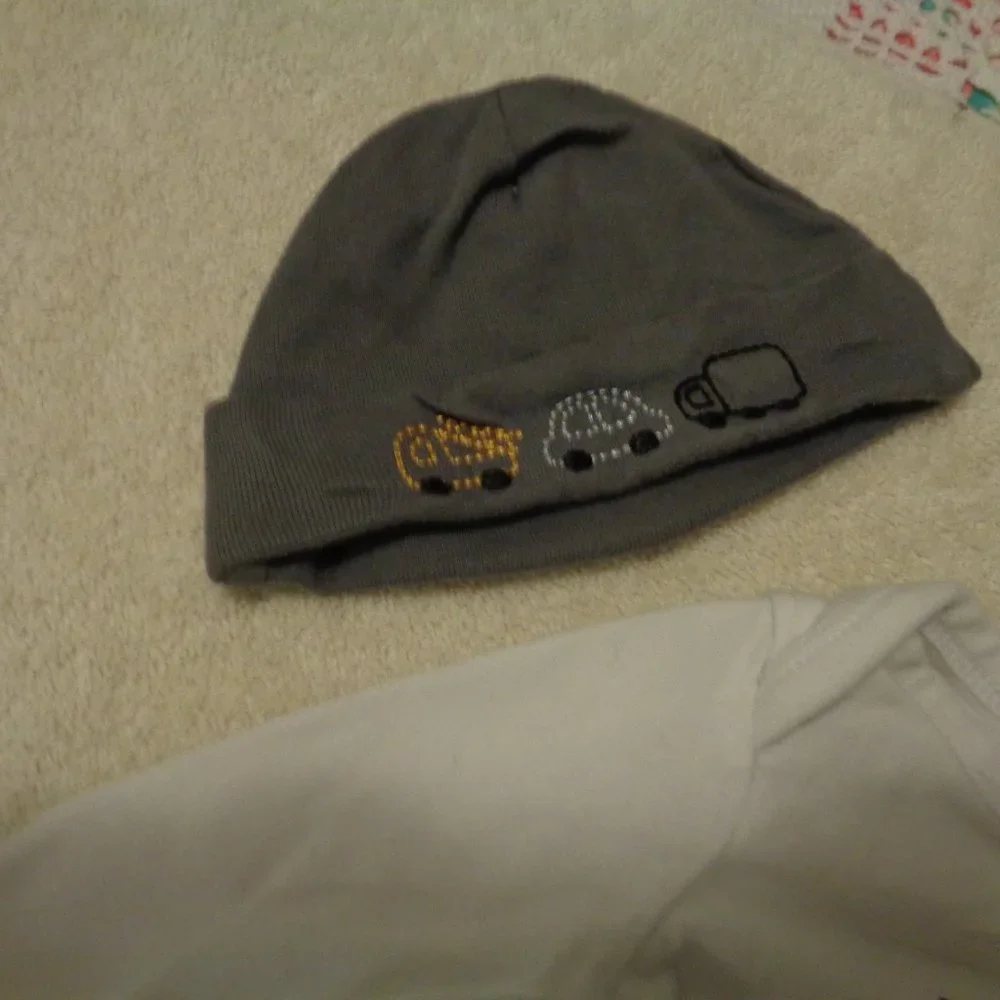 BABY BUNDLE 2 CAPS ONSIE & PANTS SHIRT